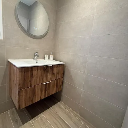 Le Nid Des Moises, Pavillon Neuf Relanges